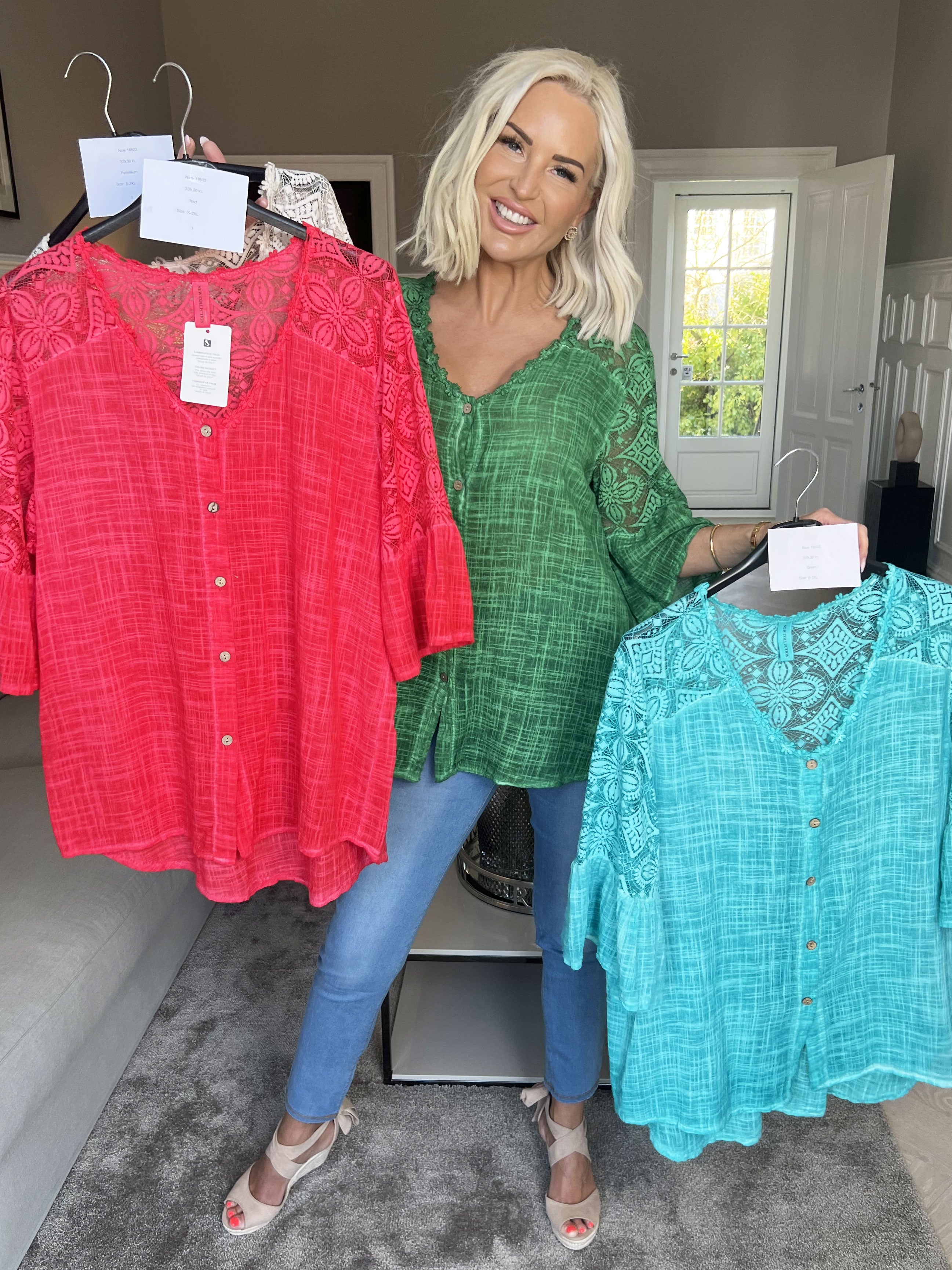 Nice - Fin tunika med blondeærmer